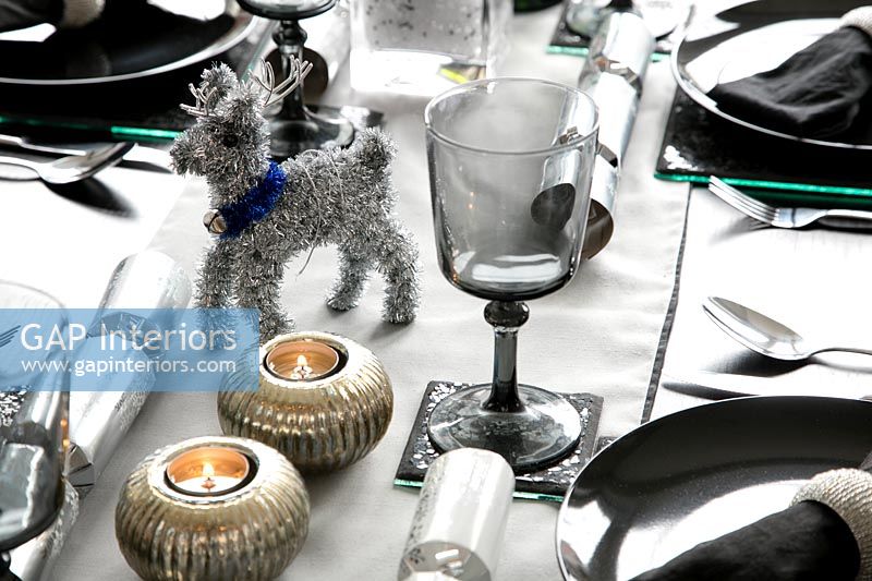Détail de la décoration des rennes sur la table à manger