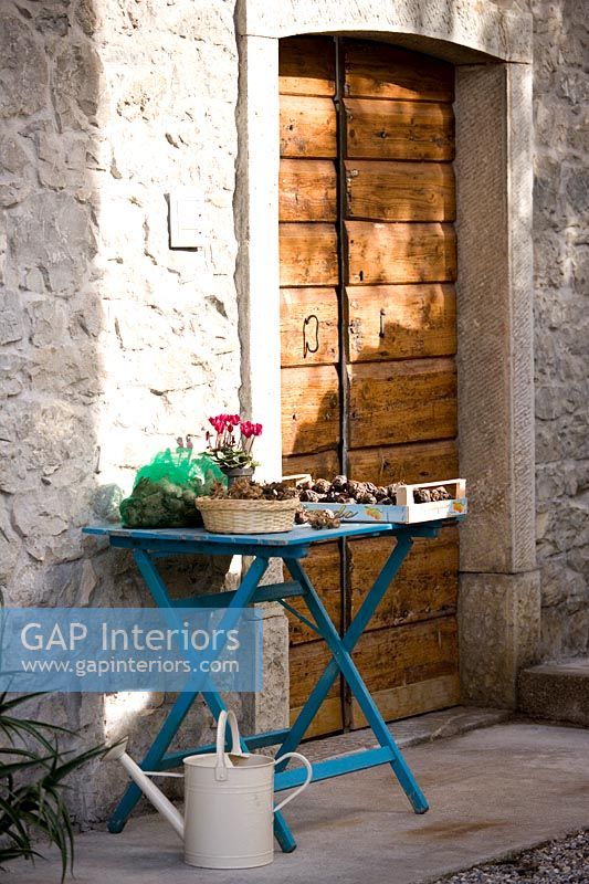 Table de jardin à l'extérieur de la porte en bois