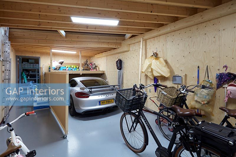 Garage avec voiture et vélos