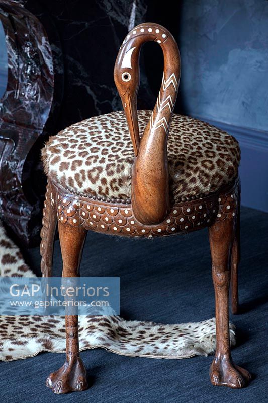 Détail de chaise oiseau en bois sculpté