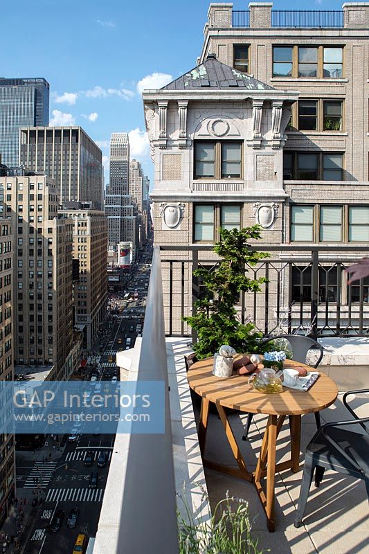 Table ronde sur un balcon avec vue sur New York