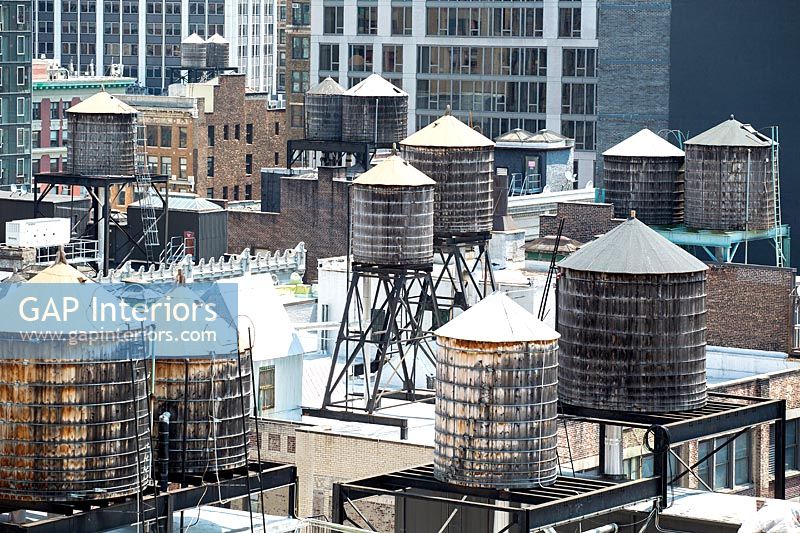 Réservoirs d'eau sur les toits à New York