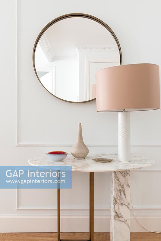 Table console en marbre avec lampe et miroir dans le couloir