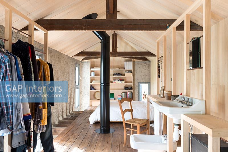 Salle de bain à ossature bois dans une chambre ouverte