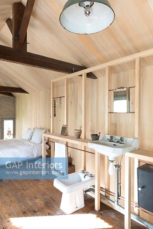 Salle de bain à ossature bois dans une chambre ouverte