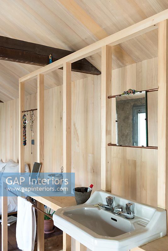 Salle de bain à ossature bois dans une chambre en bois
