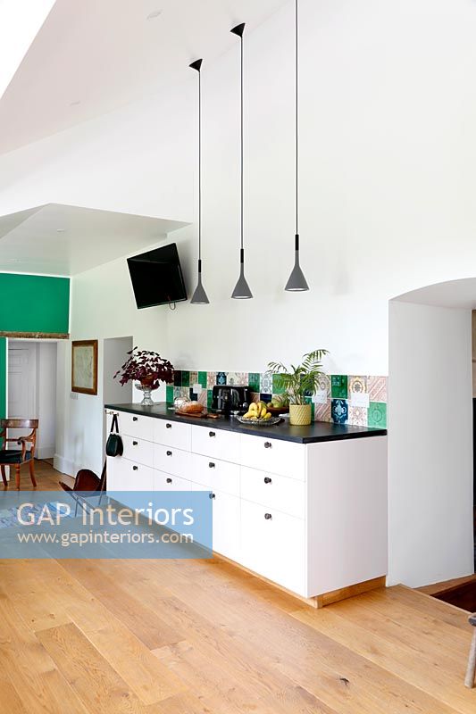 Armoire de cuisine moderne en noir et blanc avec crédence carrelée colorée