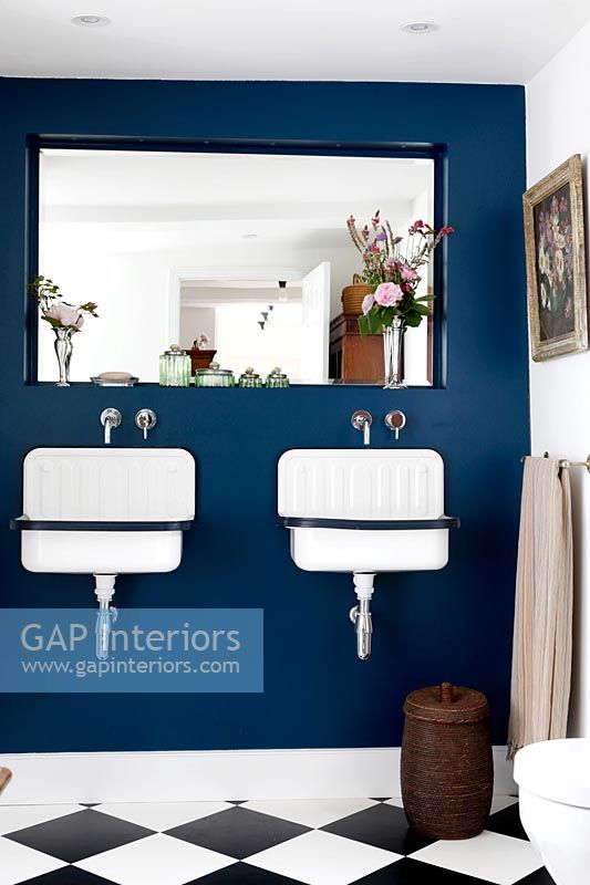 Mur caractéristique peint avec deux lavabos dans une salle de bain classique