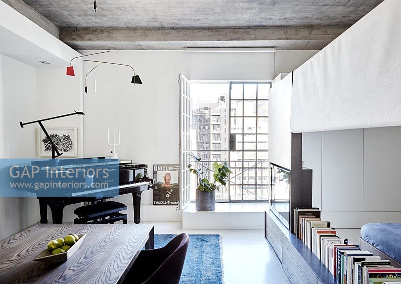 Petit piano à queue dans un appartement moderne décloisonné