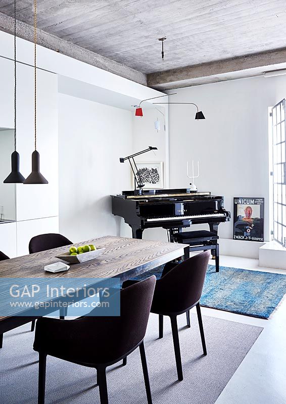 Petit piano à queue dans un appartement moderne
