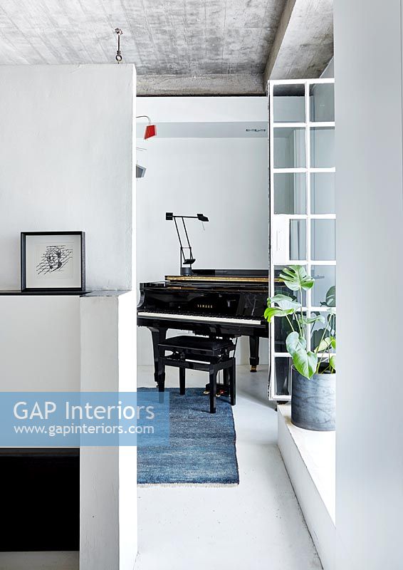 Petit piano à queue dans un appartement moderne