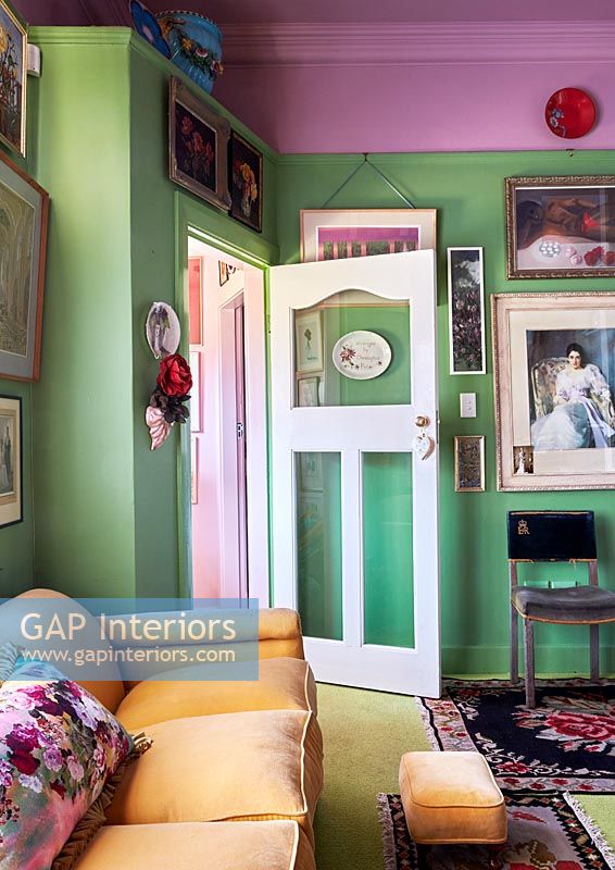 Salon peint de couleurs vives avec porte intérieure vitrée
