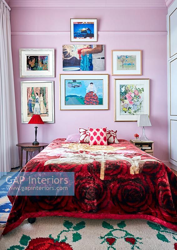 Chambre classique colorée avec affichage de peintures encadrées