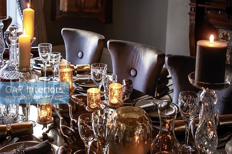 Table de salle à manger classique avec verrerie en cristal et bougies