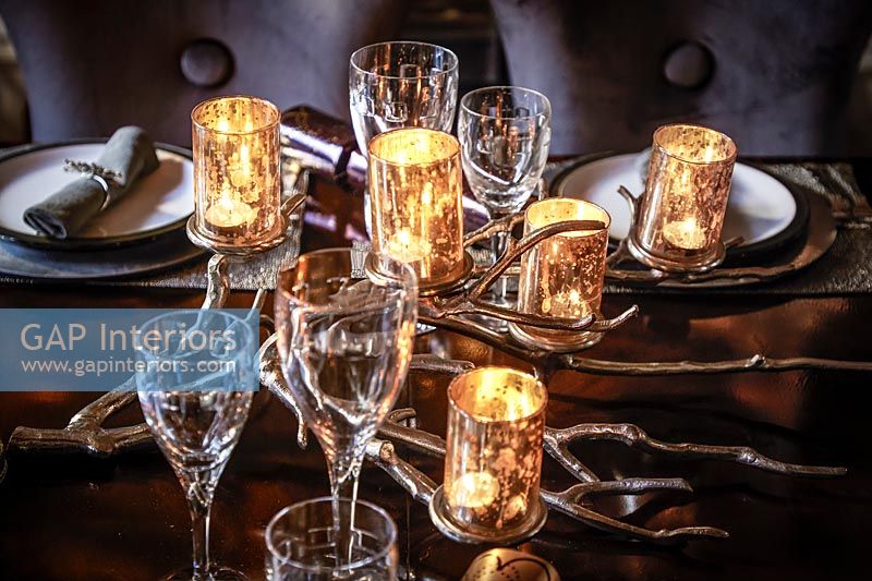 Bougeoirs en verre décoratif sur la table à manger à Noël