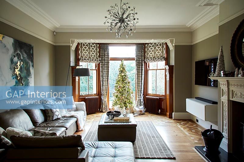 Salon classique avec arbre de Noël