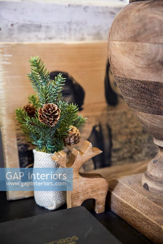Décorations de Noël - petit renne en bois et pomme de pin