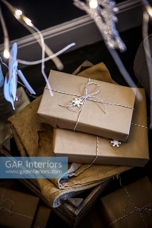 Cadeaux de Noël emballés dans du papier brun