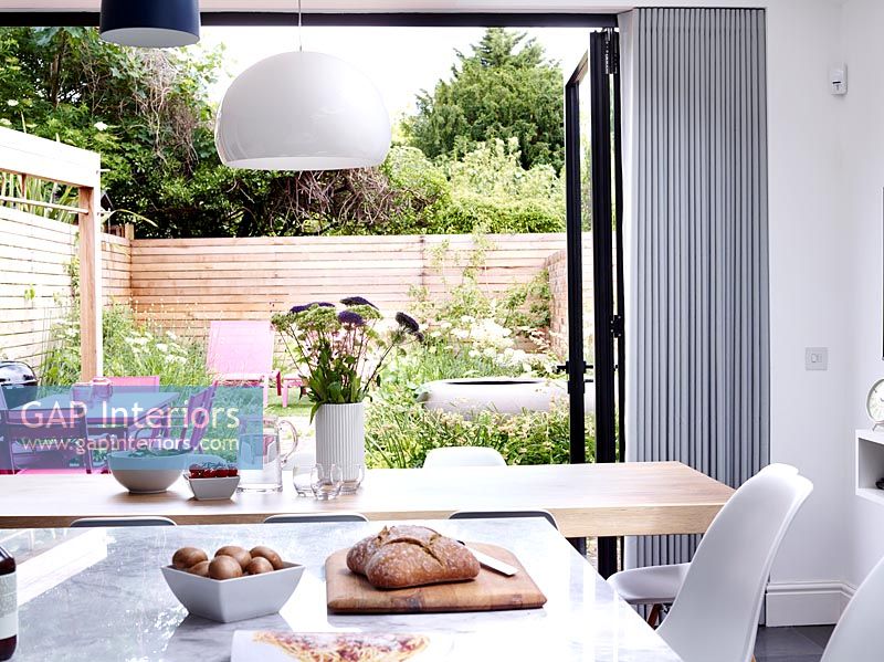 Portes-fenêtres dans une cuisine moderne ouverte sur le jardin