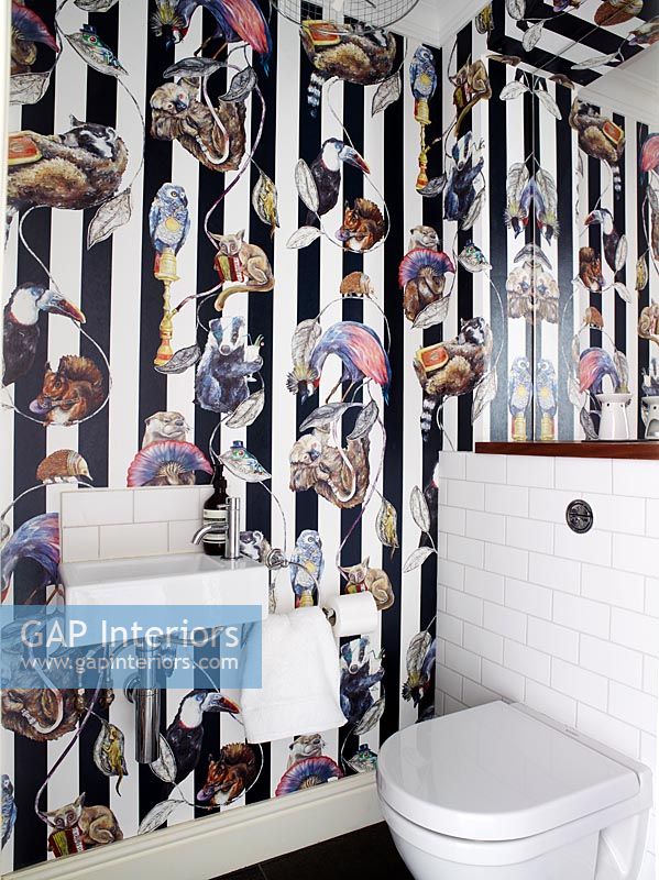 Papier peint coloré dans la salle de bain moderne