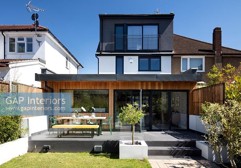 Terrasse surélevée et mobilier de jardin moderne