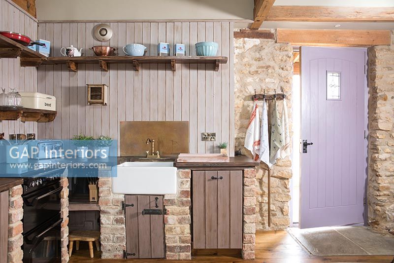 Porte peinte lilas dans la cuisine de campagne