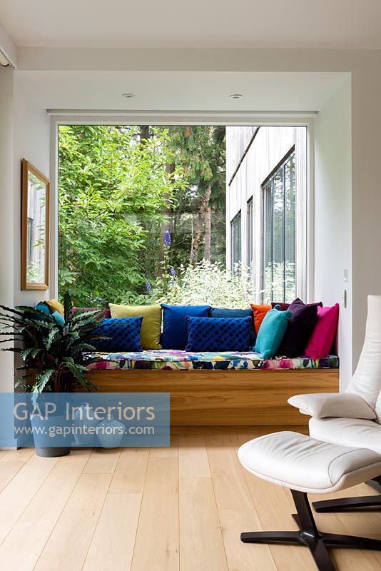 Siège de fenêtre intégré avec coussins colorés