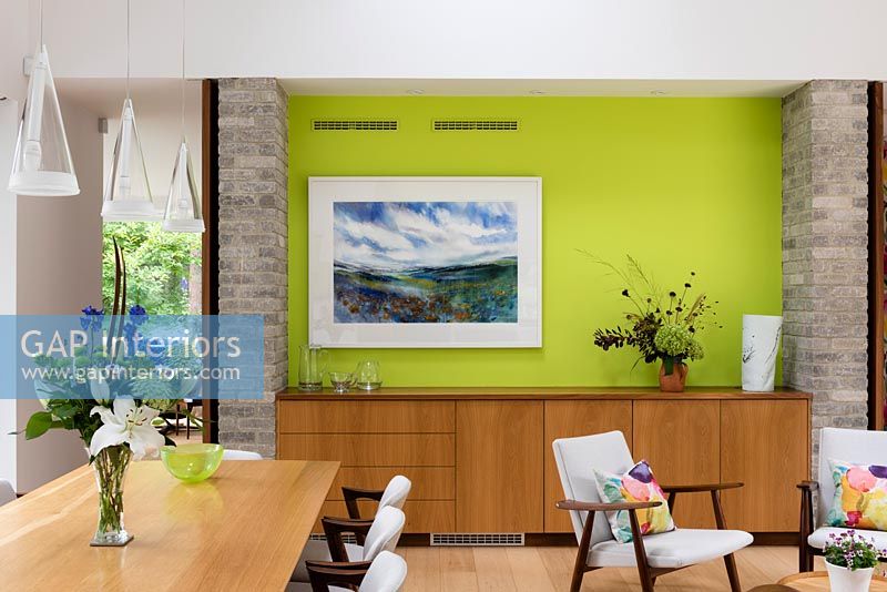 Mur caractéristique vert lime dans la salle à manger contemporaine avec des meubles vintage
