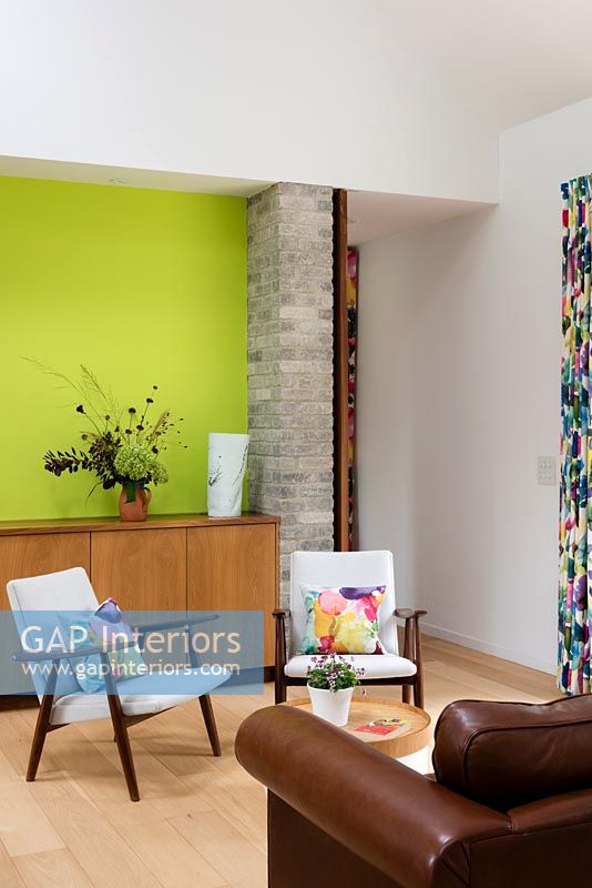 Mur caractéristique vert lime dans la salle à manger contemporaine avec des meubles vintage