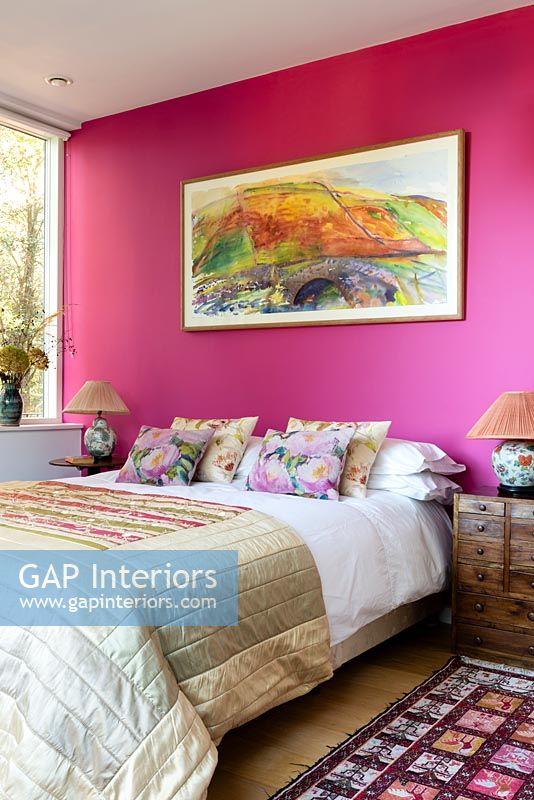 Mur caractéristique rose vif et peinture colorée dans une chambre moderne