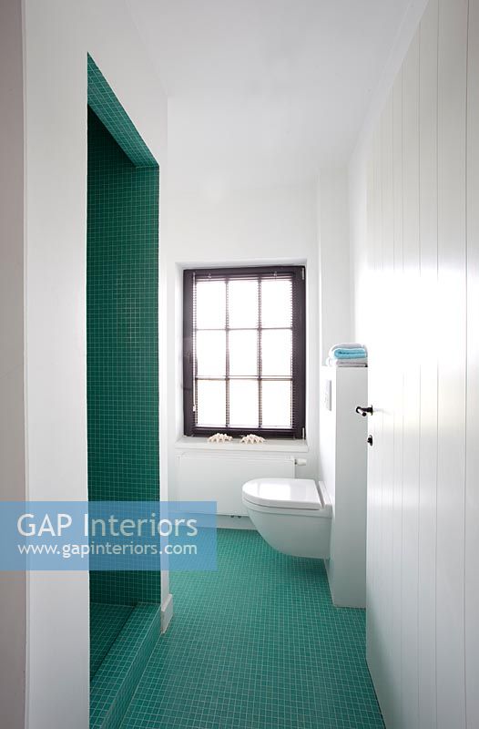 Salle de bain moderne carrelée partout en carreaux de mosaïque vert aqua