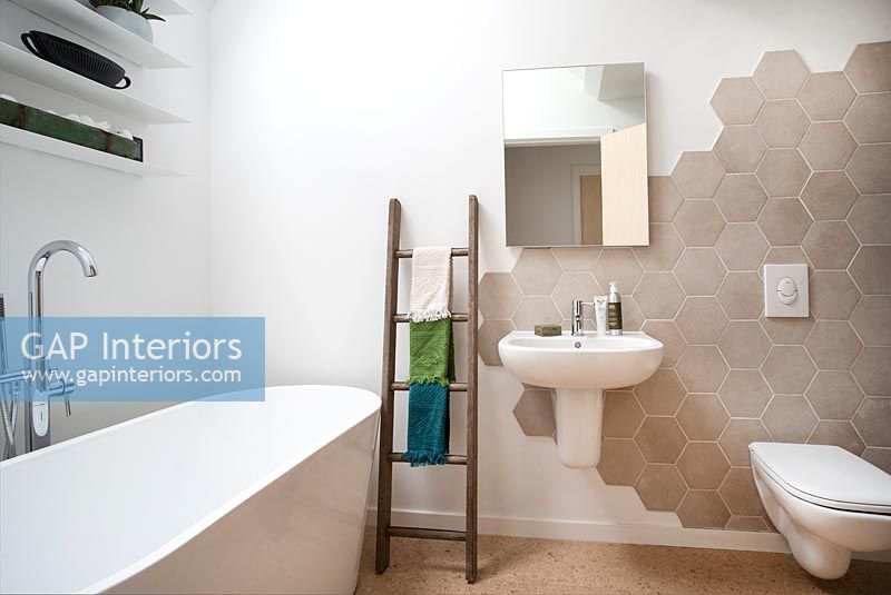Salle de bain moderne avec des carreaux bruns hexagonaux