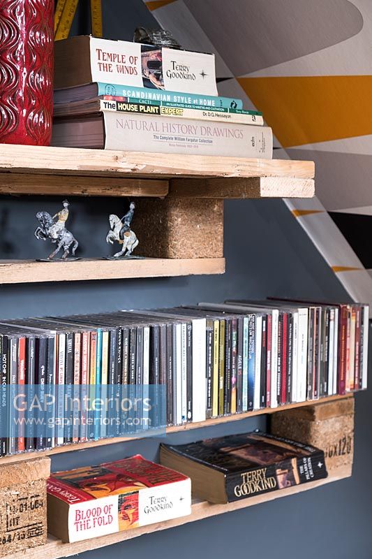 Livres et CD sur des étagères en bois à partir de palettes
