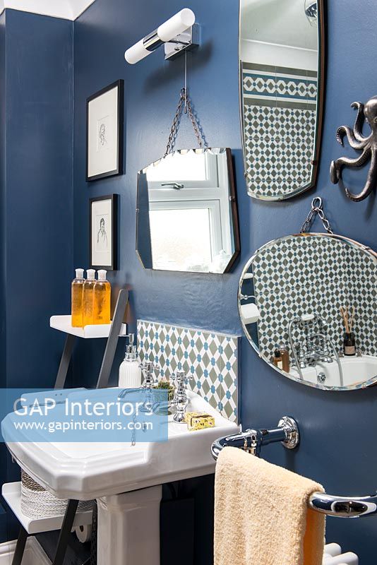 Salle de bain classique avec murs et miroirs peints en bleu foncé