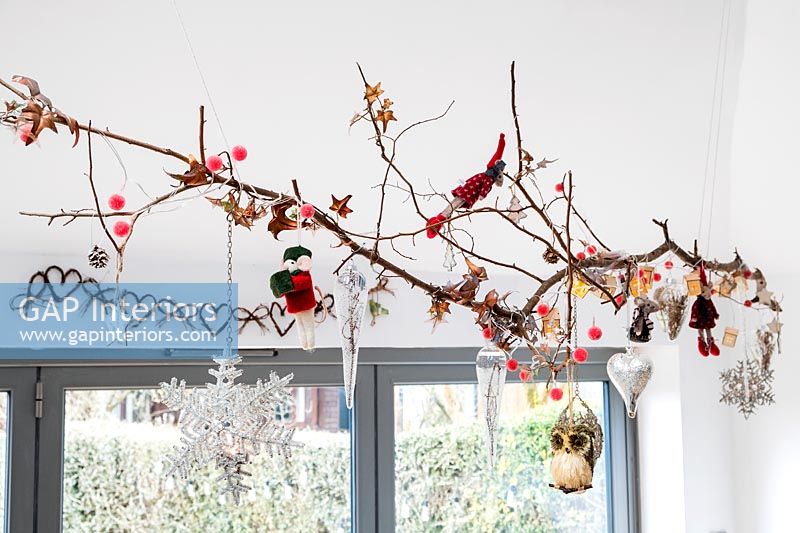 Branche au-dessus d'une fenêtre décorée pour Noël