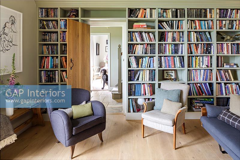 Bibliothèque pleine hauteur dans un salon moderne