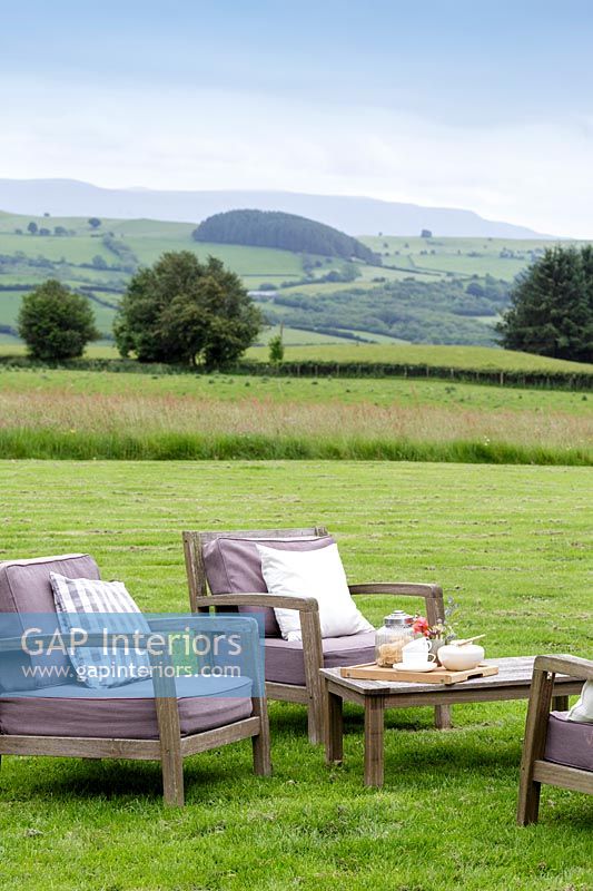 Chaises de jardin avec de vastes vues sur la campagne au-delà