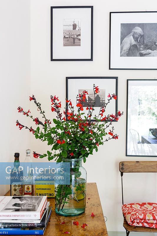 Vase de fleurs sur table - affichage mural de photographies encadrées