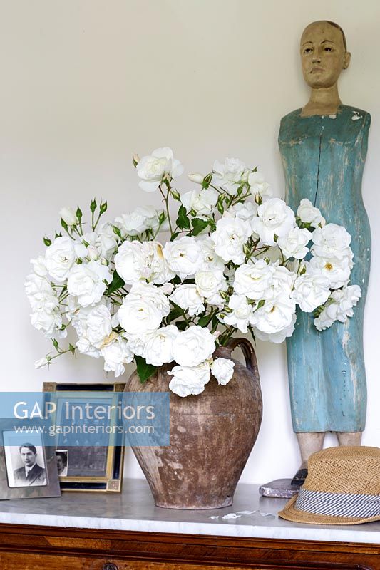 Vase de roses blanches