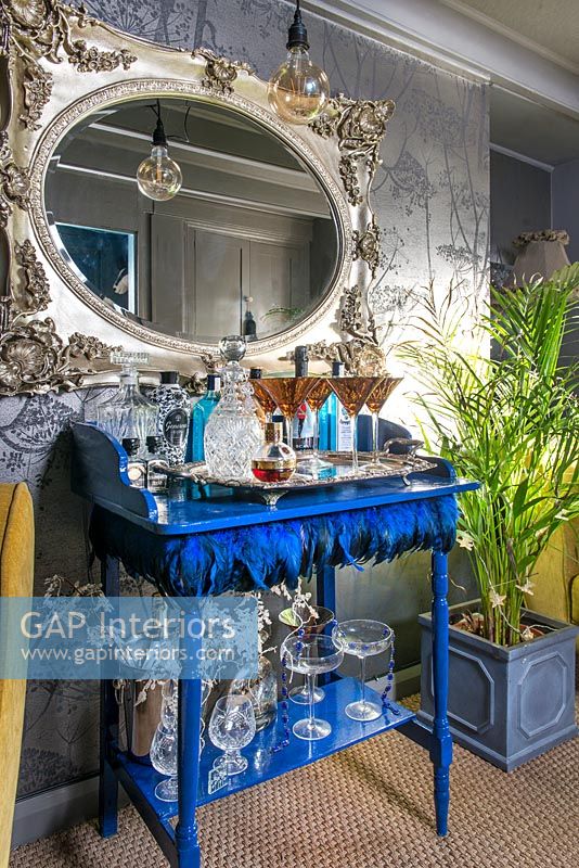 Table d'appoint bleue peinte avec garniture caractéristique dans le salon coloré