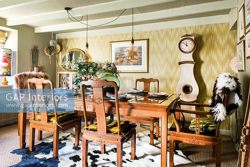 Salle à manger avec des meubles vintage dont une horloge scandinave