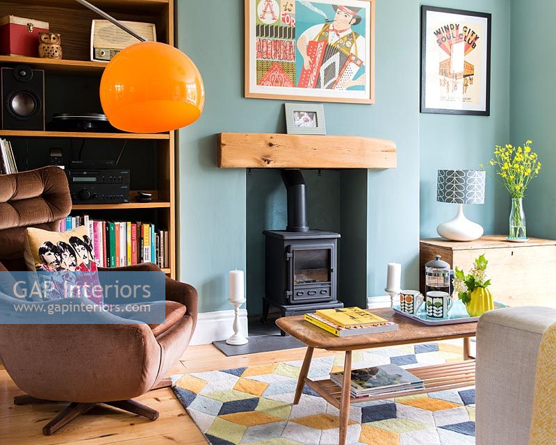 Poêle à bois dans un salon moderne avec des murs peints en turquoise