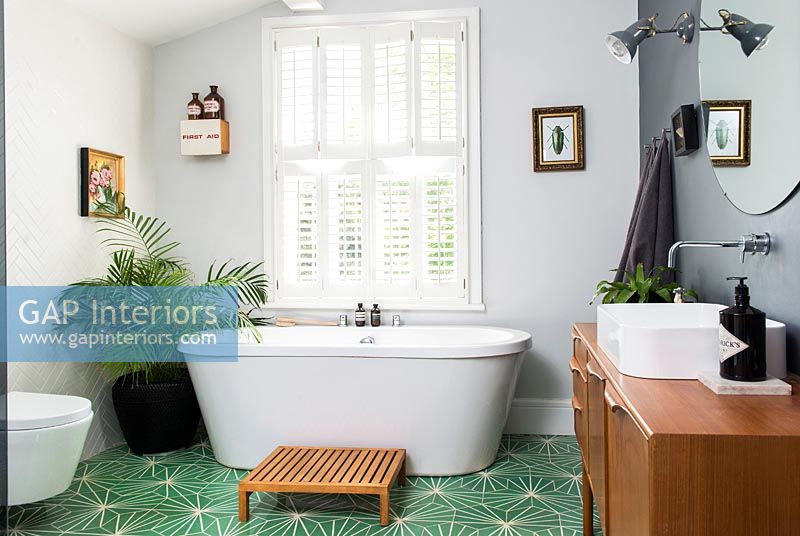 Salle de bain moderne avec sol vert clair