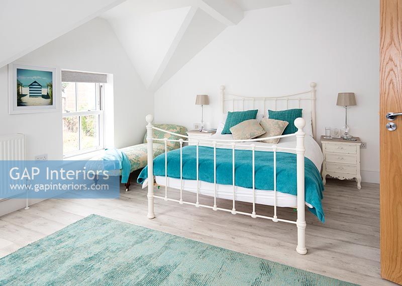 Chambre moderne avec un mobilier doux bleu aqua