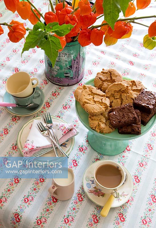 Thé et biscuits sur table à manger avec table à motifs vintage