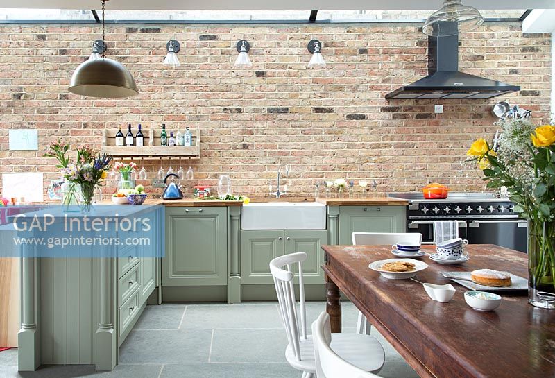 Cuisine-salle à manger moderne avec mur de briques apparentes