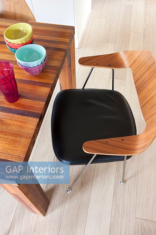 Chaise noire et en bois dans la salle à manger moderne