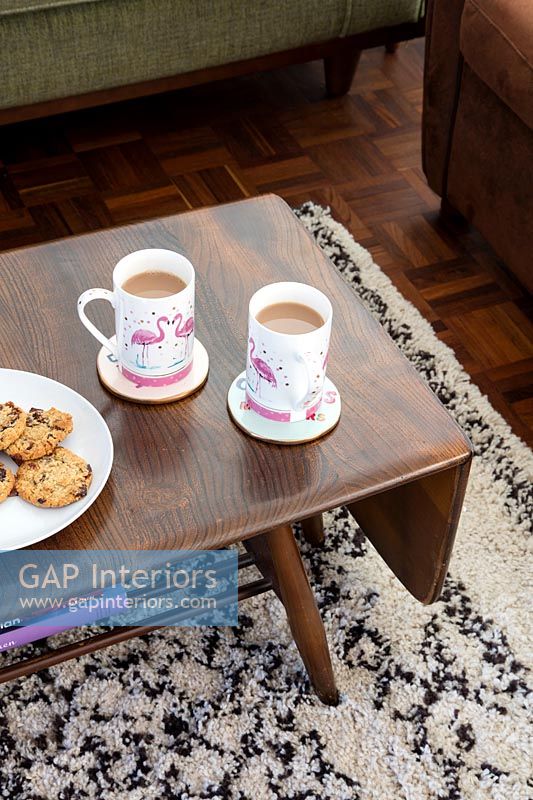Thé et biscuits sur table basse vintage drop leaf