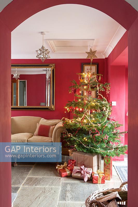 Salon rouge avec arbre de Noël