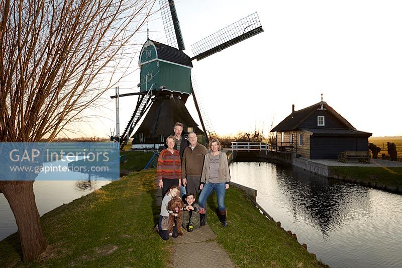 La vie contemporaine dans un moulin à vent hollandais du 16e siècle - portrait